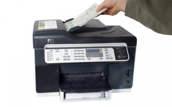 Automatische Dokumentenzufuhr (ADF): Praktisch zum Kopieren, Scannen oder Faxen von mehreren Seiten.