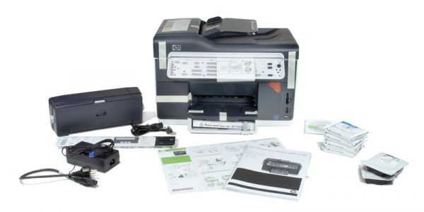 Lieferumfang HP Officejet Pro L7590 AIO: Duplexeinheit, Netzteil, Handbuch, Treiber, Tintenpatronen und Druckköpfe.