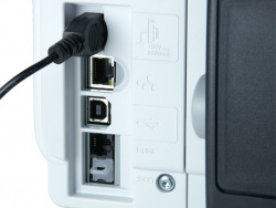 Schnittstellen: USB und Netzwerk stehen zur Verbindung mit dem PC zur Verfügung.