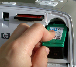 HP Photosmart 375 - Patrone einlegen