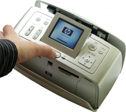 Auf Start gehts los: Der On-Button schaltet das Gerät ein, lässt das Display hochklappen und öffnet die Papier-zufuhr und ausgabe.