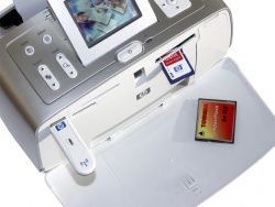 Alles dran: Speicherkartenleser, Bluetooth Adapter und auch eine Pictbridge-Schnittstelle.