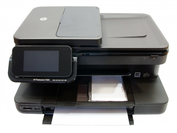 HP Photosmart 7520: Zwei getrennte Papierzuführungen - die untere lässt sich jedoch nicht entnehmen.