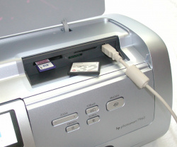 Multiconnect: Das Lesegerät für alle gängigen Speicherkarten und HPs proprietärer USB Directprint-Anschluss sind leicht zugänglich.