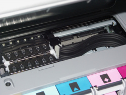 Geschlaucht: Der HP führt die Tinte über Schläuche zum Druckkopf.
