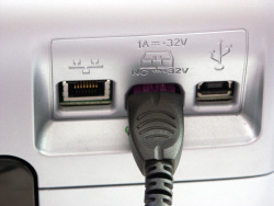 Anschlüsse: Netzwerk und USB 2.0 sind eingebaut. Das Netzteil ist beim HP extern.