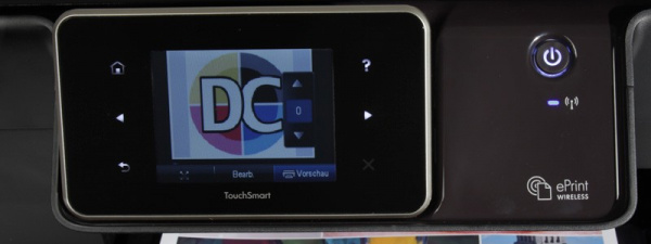 HP Photosmart Plus B210a: Easy handling via big touchscreen. The glossy black plastic attracts fingerprints.