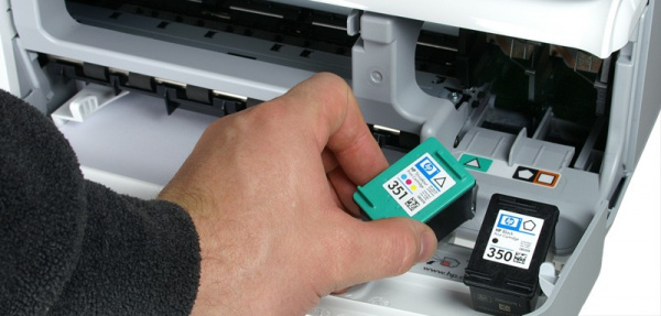 Nur von vorne: Die Patronen im C4280 sind nur etwas umständlich von vorne erreichbar.