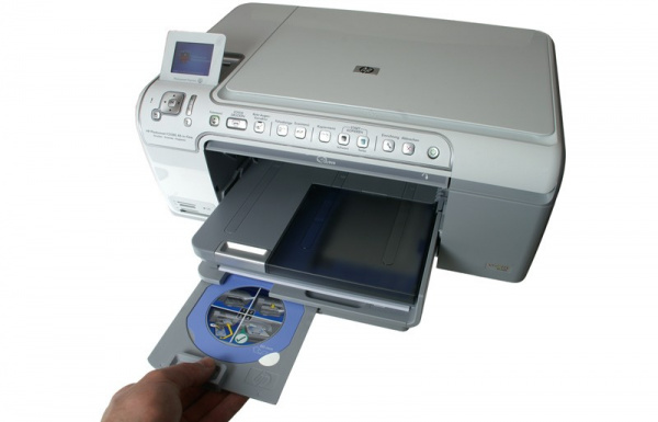 Schritt 1: CD-Caddy aus der Parkposition ziehen.