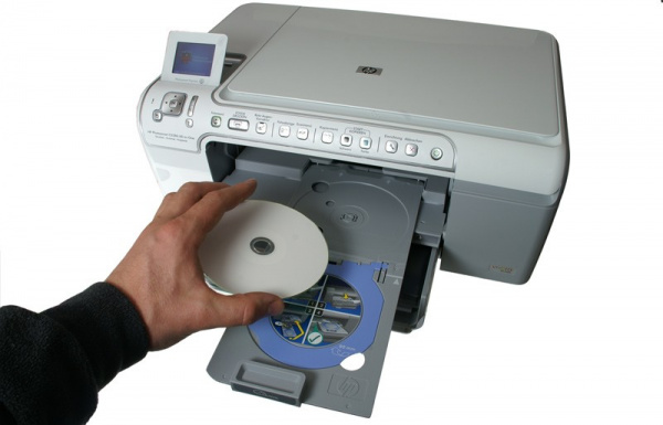 Schritt 3: Bedruckbaren Rohling einlegen. Für kleine CDs den blauen Adapter umklappen.