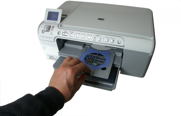 Schritt 4: CD-Caddy bis zur Markierung in den Drucker schieben.