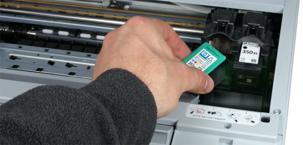 Bequemer: Im C5280 wechselt man die Patronen von oben und hat mehr Platz.