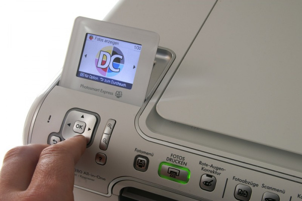 HP Photosmart C5280: Das Vorschaudisplay ist groß, hochklappbar und lässt sich einfach bedienen.