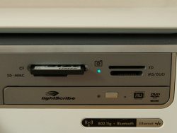 HP Photosmart C8180: Speicherkartenleser und Light-Scribe-Brenner rechts oben.