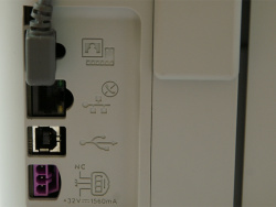 Schnittstellen: Neben USB und Ethernet auch ein Stromanschluss fürs externe Netzteil.