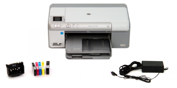 Lieferumfang: Neben dem D5460 liefert HP einen Permanentdruckkopf, 5 einzelne Tintenpatronen mit geringer Füllmenge und ein Netzteil mit.