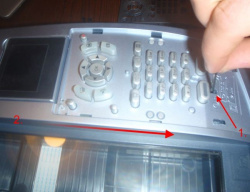 Bedienfeld demontieren.