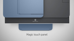 Magic Touch Panel: Die Bedienelemente sind erst im eingeschalteten Zustand sichtbar. Hier das Logo beim booten.
