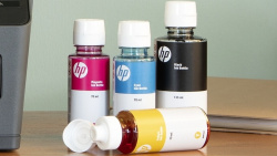 Tintenflaschen: Je Farbe 70ml (8.000 Seiten) und Pigmentschwarz mit 135ml für 6.000 Seiten.