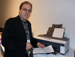 Noch Geheim: Ottmar Korbmacher von Epson zeigt Druckerchannel den neuen A3-Bürotintendrucker Stylus Office B1100.