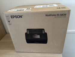 Der Scanner kommt in einer schlichten Verpackung