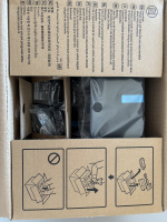 Oben auf liegt das Zubehör, darunter der Scanner in Styropor verpackt