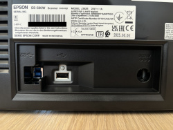 Auf der Rückseite: USB-B für Direktverbindung mit PC, USB-A für USB-Sticks/Festplatten und Stromanschluss