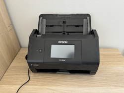 Der Scanner mit angebauter Einführhilfe und ohne Dokumentenauffang