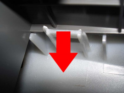Clip im Inneren des Druckergehäuses. Wie auf dem Bild zu erkennen, muss der Clip des Seitenteils nach unten gedrückt werden.