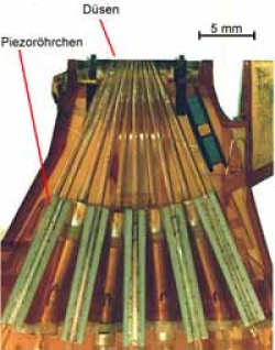 Frühe Piezotechnik: Querschnitt durch einen der ersten Piezodruckköpfe mit röhrenförmigen Kristallen.