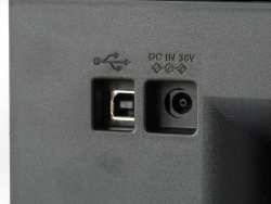 Schnittstellen: Die Anbindung an den Computer erfolgt über einen USB-Port.
