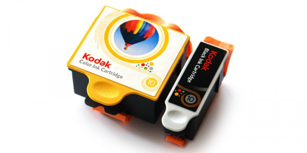 Zwei Tintenpatronen: Der Kodak ESP 3 nimmt eine Farb- und eine Schwarzpatrone auf.