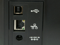 Schnittstellen: USB, Ethernet sowie Stromanschluss fürs externe Netzteil.
