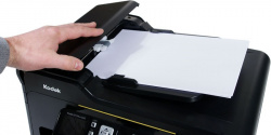ADF: Automatische Dokumentenzuführung fürs Kopieren, Faxen oder Scannen.