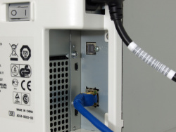 Anschlüsse 1650EN: Oben USB 2.0, unten Netzwerk.