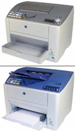 Zwei gleiche Drucker mit unterschiedlicher Ausstattung: Konica Minolta Magicolor 2430DL und 2400W.