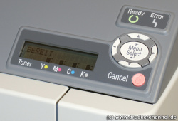 2430DL: Über das Menü und das Display lassen sich alle wichtigen Einstellungen am Drucker vornehmen.