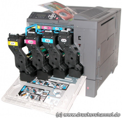 Toner: Lässt sich einfach austauschen - jedoch ist jede Farbe mit der Bildtrommel verschraubt.