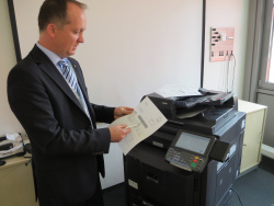 Marc Brudzinski: Business Development Manager Solution Business bei Kyocera, erklärt die vorhandenen Scanmöglichkeiten.