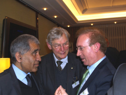 Fachleute unter sich: Professor Mojib Latif im Gepräch mit Peter Menke-Glückert und Dr. Ahmet Lokurlu.