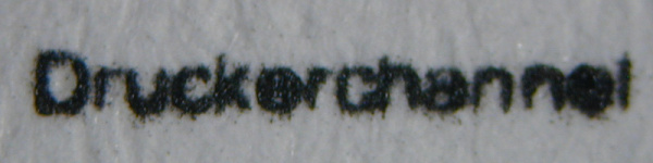 Kyocera FS-1350DN: 2-Punkt-Schrift schlecht lesbar.