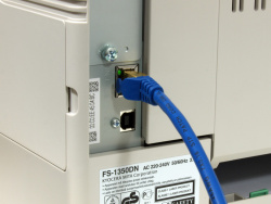 Kyocera FS-1350DN: Oben Netzwerk, unten USB.