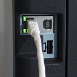 Schnittstellen: Links Ethernet, rechts daneben USB-Anschluss, darunter für USB-Stick.