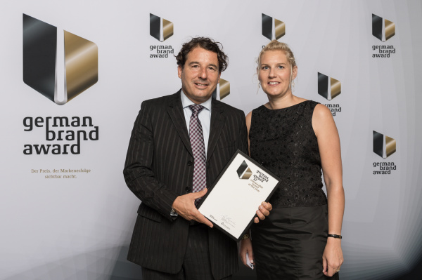 Preisverleihung: Annette Neth (r.), Spezialistin Marketing Kommunikation, und Stefan Mauer, Abteilungsleiter Marketing bei Kyocera, nahmen den Preis entgegen.