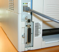 Schnittstellen: USB und Parallel serienmäßig. In der "N"-Version auch mit Netzwerk.