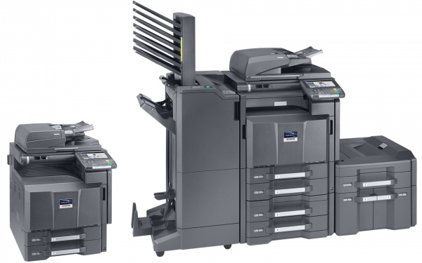 Kyocera Taskalfa 4550ci: Modular aufgebauter Abteilungsprofi. Links steht die Basismaschine und rechts die Taskalfa 4550ci in Vollausstattung mit allen erhältlichen Optionen.