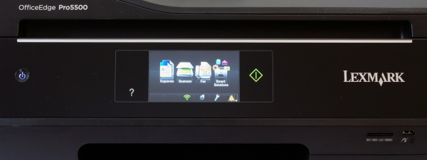 Bedienfeld: 4,3 Zoll Touchscreen im Glanzplastik-Panel.