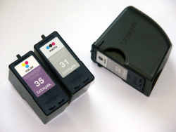 Drei in Zwei: Die optionale Schwarzpatrone kann gegen die Fotopatrone getauscht werden. Bei Nichtbenutzung liegt eine kleine Aufbewahrungsbox bei.
