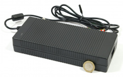 Extern: Wuchtiges Netzteil versorgt den Evojet mit Strom.