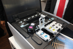 Fünf Einzelpatronen: Neben den drei Standardfarben finden zwei Schwarzpatronen Platz.